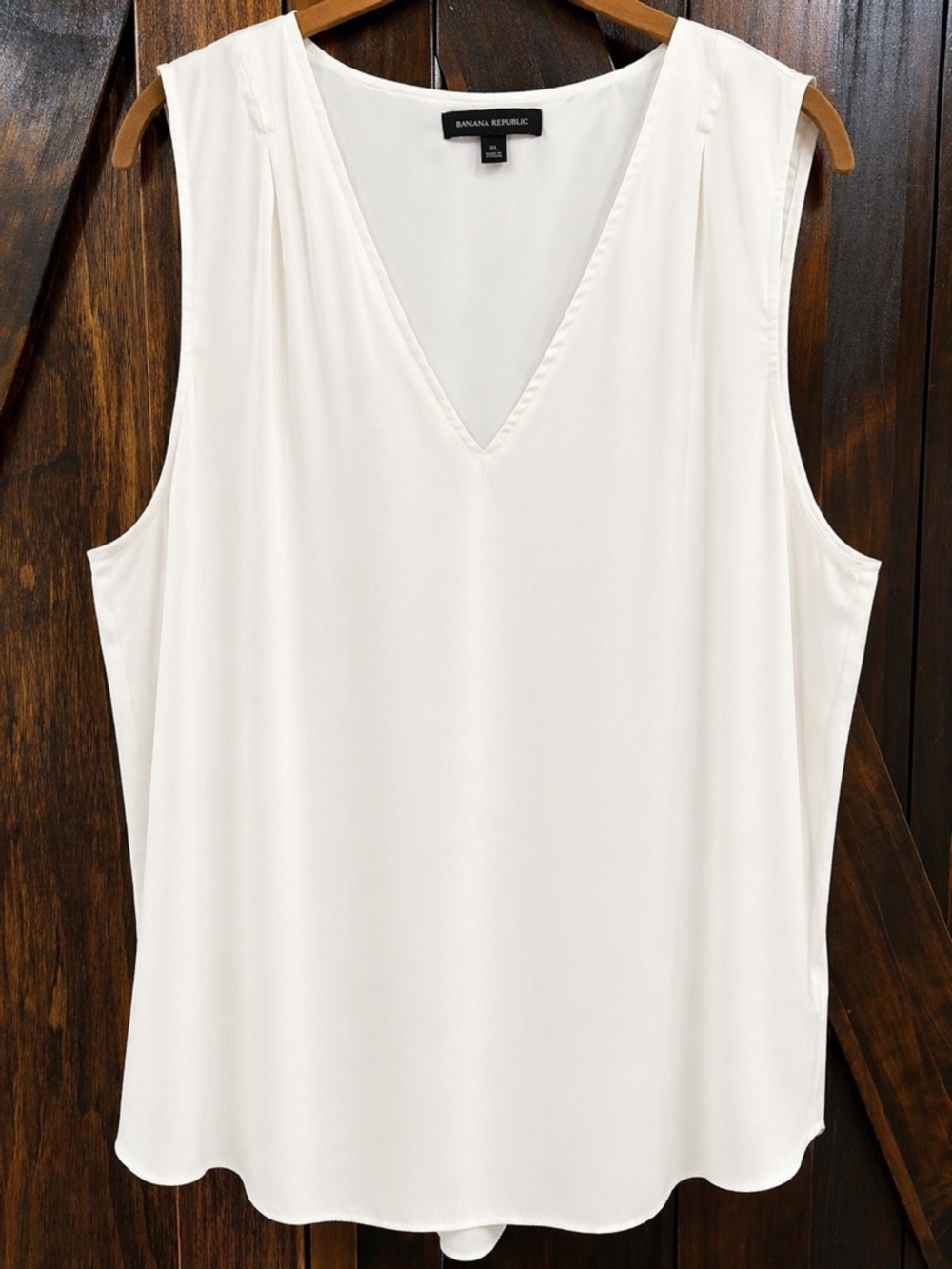 Banana Republic Sleeveless Blouse XL Ivory V Neck Flowy Lined Workwear Top